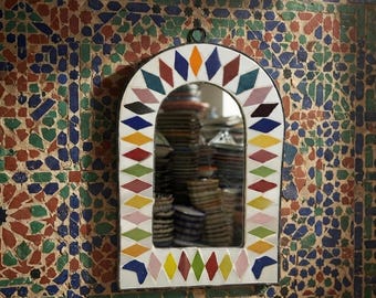 Handgefertigter marokkanischer Bogenspiegel – Farbenfroher Mosaik-Wandspiegel – Handbemalter Keramikspiegel – Boho-Wanddeko – Künstlerspiegel