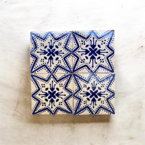 Ręcznie robione niebieskie płytki marokańskie z Fezu 10x10 cm – płytki ceramiczne w stylu Zellige – wystrój kuchni i łazienki