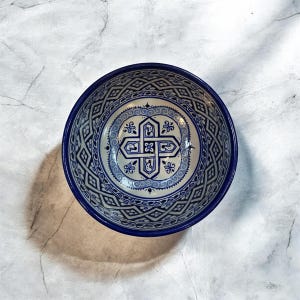 Marokkanische Servierschüssel, blau-weiße Keramik-Salatschüssel, traditionelle Fes-Keramik, geometrisches Kunsthandwerksgeschirr, Küchendekoration, einzigartiges Geschenk