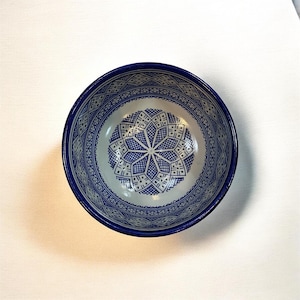Bol bereber marroquí, ensaladera de cerámica azul y blanca, cerámica tribal tradicional, vajilla artesanal hecha a mano, decoración de cocina.