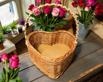 Hartvormige wilgenmand – decoratieve bloemenmand met handvat, ideaal als cadeau of bruiloftsdecoratie