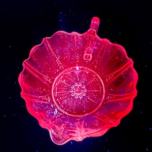 Vintage Indiana Glas Rosa behandelt Windelteller Selen Glow UV-reaktiven Candy Bowl Depression Glas ausgebogten Blumen