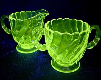 Fostoria Colony Sahnekännchen-Zuckerdosen-Set, Vintage, Klarglas, mangangrün, UV-Leuchtkraft 365 nm, spiralförmiger Wirbel, Glas aus der Zeit der Weltwirtschaftskrise