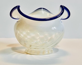 Ciotola vintage Fenton Cobalt Crest in vetro opalescente con bordo ondulato blu, centrotavola in vetro soffiato a mano, elegante decorazione.