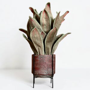 Op de afbeelding: Een set van drie keramische mokken met een gespikkelde, matte afwerking. De mokken zijn in tinten crème, lichtgrijs en donkergrijs. Elke mok heeft een eenvoudig, minimalistisch ontwerp, perfect voor koffie of thee.