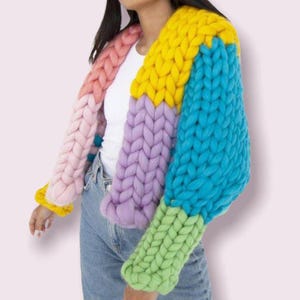 Może przedstawiać: Rustykalny drewniany znak z napisem "Welcome to our home" w białych literach. Znak ma postarzaną powierzchnię i prosty, zachęcający design, idealny do dekoracji wejścia.