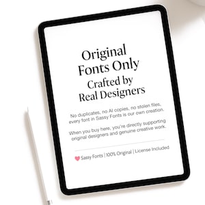 K&ouml;nnte beinhalten: Ein schwarzes Tablet zeigt den Text "Original Fonts Only Crafted by Real Designers". Das Tablet befindet sich auf einem wei&szlig;en Hintergrund mit einem wei&szlig;en Stift. Der Text darunter lautet "No duplicates, no AI copies, no stolen files."