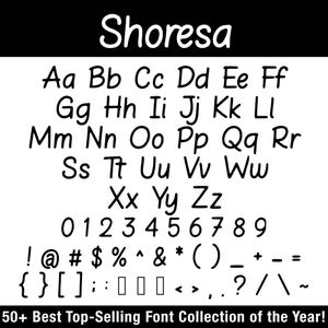 K&ouml;nnte beinhalten: Schwarz-wei&szlig;e Grafik mit der Schriftart "Shoresa". Das Bild zeigt das Alphabet in Gro&szlig;- und Kleinbuchstaben, die Zahlen 0-9 und verschiedene Symbole. Der Text "50+ Best Top-Selling Font Collection of the Year!" befindet sich unten.