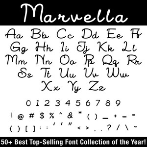K&ouml;nnte beinhalten: Eine schwarz-wei&szlig;e Grafik, die die Schriftart Marvella zeigt, einschlie&szlig;lich Gro&szlig;- und Kleinbuchstaben, Zahlen und Sonderzeichen. Die Schriftart ist kursiv und hat ein handschriftliches Aussehen. Der Text "50+ Best Top-Selling Font Collection of the Year!" steht unten.