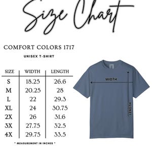 Puede incluir: Tabla de tallas para una camiseta unisex Comfort Colors 1717. La tabla enumera las tallas S a 4X, con las medidas de ancho y largo correspondientes en pulgadas. Se muestra una camiseta azul con flechas que indican el ancho y el largo.