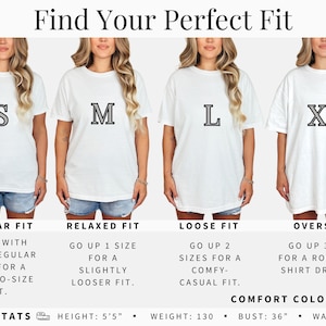 Puede incluir: Imagen que muestra a cuatro mujeres con camisetas blancas de tallas S, M, L y XL. El texto superior dice "Encuentra tu ajuste perfecto". Debajo, descripciones de ajuste: Regular, Relaxed, Loose y Oversized. Estad&iacute;sticas del modelo: 165cm, 59kg, busto 91cm, cintura 69cm.