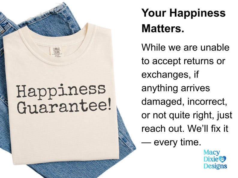 K&ouml;nnte beinhalten: Cremefarbenes T-Shirt mit dem Text "Happiness Guarantee!" in dunkelgrauen Buchstaben. Das Shirt ist auf einer blauen Jeans gefaltet. Der Text "Your Happiness Matters" ist ebenfalls sichtbar.