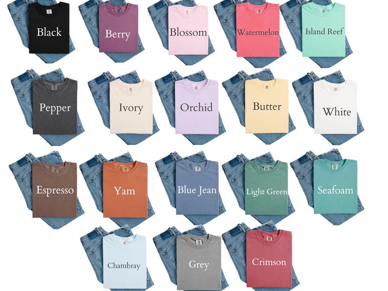 K&ouml;nnte beinhalten: Eine Auswahl an T-Shirts in verschiedenen Farben, darunter Schwarz, Beere, Bl&uuml;te, Wassermelone und Inselriff, jeweils kombiniert mit einer gefalteten Jeans. Die Shirts sind mit ihren jeweiligen Farbbezeichnungen versehen.
