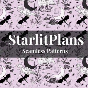 Peut inclure: Motif sans couture avec des dragons, des lunes, des livres et des nuages en noir et blanc sur fond violet clair. Le texte "StarlitPlans" et "Seamless Patterns" sont affichés. Le texte supplémentaire comprend "You had me at Dragons".