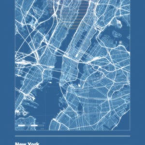 Op de afbeelding: Een blauw-witte kaart in blauwdrukstijl van New York City met ingewikkelde stratenpatronen en waterwegen. De tekst luidt New York, City Map Series, No. 05, United States, en de coördinaten 40.7580 N 73.9855 W onderaan.