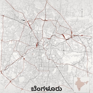 Op de afbeelding: Een gedetailleerde kaart van Bengaluru, India, met een grijs stratennetwerk, rode spoorlijnen en zwarte metrolijnen. De kaart bevat een klein inzetkaartje van India, een schaalbalk van 5 km en de tekst Bengaluru, India, 12.9716 N / 77.5946 E.