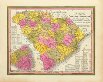 Pode incluir: Um mapa antigo da Carolina do Sul, mostrando os condados do estado e as principais vias navegáveis. O mapa é impresso em tons de rosa, amarelo e verde, com uma chave que lista as distâncias entre cidades. O mapa é intitulado "A New Map of South Carolina".