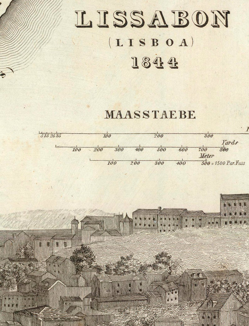 K&ouml;nnte beinhalten: Eine Schwarzwei&szlig;-Gravur der Stadt Lissabon, Portugal, aus dem Jahr 1844. Die Gravur zeigt eine detaillierte Ansicht der Geb&auml;ude und Stra&szlig;en der Stadt. Der Titel "LISSABON (LISBOA) 1844" befindet sich oben auf der Gravur. Eine Skala ist unten auf der Gravur enthalten.