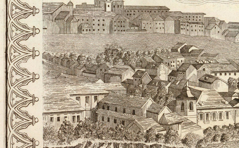 K&ouml;nnte beinhalten: Eine Schwarzwei&szlig;-Gravur einer Stadt mit Geb&auml;uden und H&auml;usern. Die Geb&auml;ude sind dicht beieinander und scheinen auf einem H&uuml;gel zu liegen. Die Gravur ist detailliert und zeigt die D&auml;cher, Fenster und T&uuml;ren der Geb&auml;ude.