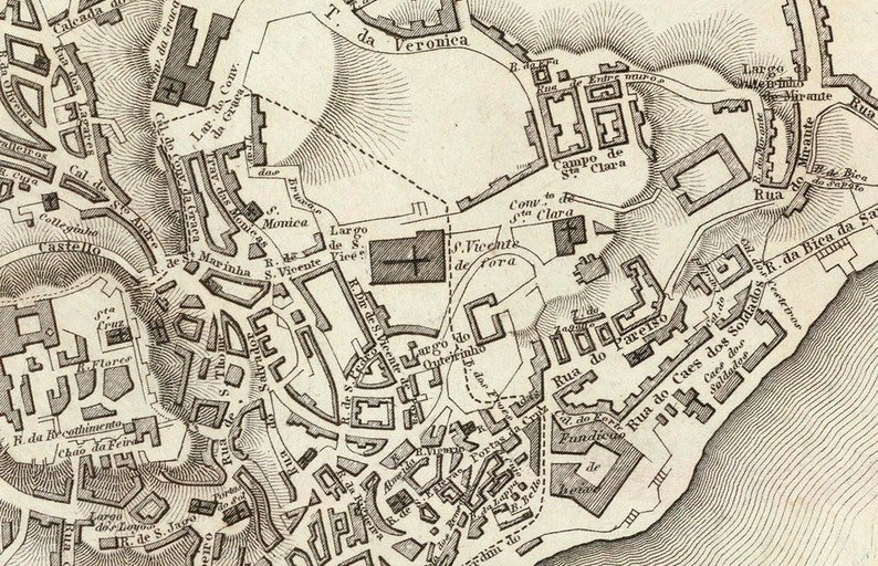 K&ouml;nnte beinhalten: Eine Vintage-Karte von Lissabon, Portugal, die die Stra&szlig;en und Sehensw&uuml;rdigkeiten der Stadt zeigt. Die Karte ist in Schwarzwei&szlig; gezeichnet und enth&auml;lt Textbeschriftungen in Portugiesisch.