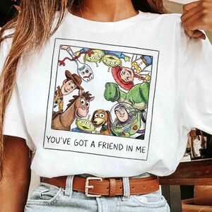 Camiseta Coquette Toy Story Land, Camiseta Disney Ribbon Pixar, Ropa estética de Woody Jessie Buzz Lightyear, Sudadera con capucha Dainty You've Got A Friend imagen 4