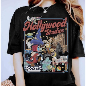 K&ouml;nnte beinhalten: Eine wei&szlig;e Keramik-Tasse mit schwarzem Henkel und dem Text "But First, Coffee" in schwarzer, fetter Schrift. Die Tasse steht auf einer Holzoberfl&auml;che. Die Tasse ist etwa 10 cm hoch.