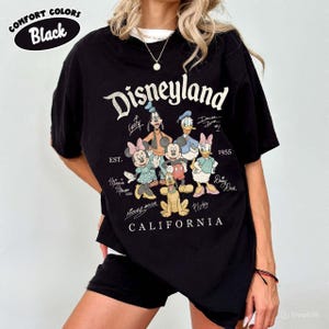 K&ouml;nnte beinhalten: Ein Set aus drei Keramikbechern mit gesprenkelter, matter Oberfl&auml;che. Die Becher sind in Creme-, Hellgrau- und Dunkelgraut&ouml;nen gehalten. Jeder Becher hat ein schlichtes, minimalistisches Design und einen abgerundeten Griff.