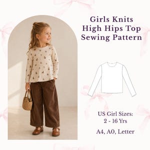 Puede incluir: Un patrón de costura para una blusa de manga larga titulado Girls Knits High Hips Top Sewing Pattern. La imagen muestra un dibujo técnico de la blusa y texto que indica tallas estadounidenses de 2 a 16 años y formatos A4, A0 y Letter.