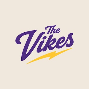 Peut inclure: Un design graphique numérique présentant le texte violet The Vikes dans une police cursive, souligné par un éclair jaune. L'arrière-plan est de couleur crème unie. Le texte MOYO DIGITAL FACTORY et SVG PNG apparaît en noir sur l'image.
