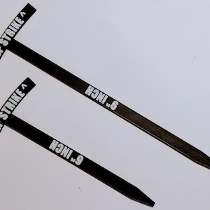 Puede incluir: Dos herramientas negras en forma de T con texto blanco. Una herramienta dice "DEEP STRIKE" y "9 INCH", la otra dice "DEEP STRIKE" y "6 INCH". Las herramientas probablemente se utilizan para medir o marcar.