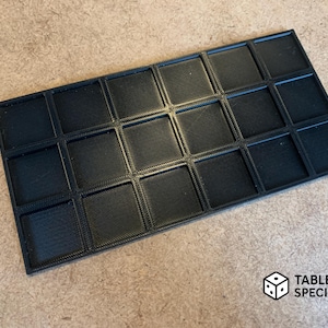 Op de afbeelding: Een zwart, rechthoekig dienblad met 20 vierkante compartimenten. De lade heeft een gestructureerd oppervlak en is ontworpen voor het organiseren van kleine items. Het logo "TABLETOP SPECIALIST" staat rechtsonder.