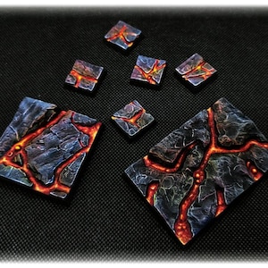 Puede incluir: Colección de piezas de terreno en miniatura, con un diseño de lava y piedra. Las piezas son de varios tamaños y formas, con una paleta de colores gris oscuro, rojo y naranja. El tema general sugiere un entorno de juego de fantasía o de mesa.