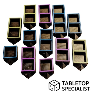 Könnte beinhalten: Eine Sammlung farbenfroher, geometrischer Tischspielsteine. Jedes Teil hat eine dunkle, dreieckige Basis und eine rechteckige Oberseite mit einem farblich abgesetzten Rahmen. Die Teile sind auf weißem Hintergrund angeordnet. Der Text "TABLETOP SPECIALIST" ist sichtbar.