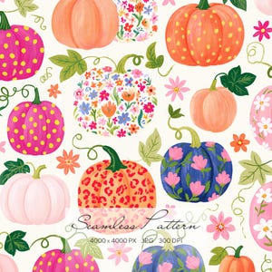 Op de afbeelding: Een naadloos patroon met diverse pompoenen in roze, oranje en blauwe tinten, versierd met bloemenprints, gele stippen en rode luipaardvlekken, afgewisseld met groene bladeren en kleine bloemetjes op een witte achtergrond.