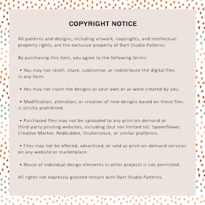 Op de afbeelding: Een beige document met de tekst "COPYRIGHT NOTICE" bovenaan. Het document beschrijft de algemene voorwaarden met betrekking tot het gebruik van patronen en ontwerpen, inclusief kunstwerken en intellectuele eigendomsrechten.