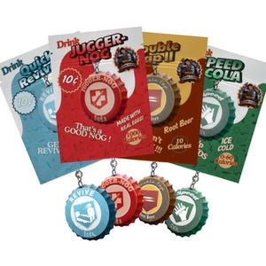 Könnte beinhalten: Eine Sammlung von Flaschenverschluss-Schlüsselanhängern und passenden Kartendesigns. Die Schlüsselanhänger und Karten zeigen die Texte "Quick Revive", "JUGGER-NOG", "Double Tap" und "Speed Cola". Die Schlüsselanhänger sind blau, rot, braun und grün.