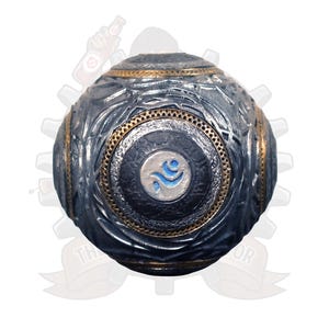 Puede incluir: Objeto esférico metálico con intrincados patrones grabados. El objeto presenta una combinación de colores azul oscuro y plateado, acentuada con bandas doradas. Un emblema central muestra un diseño azul estilizado.