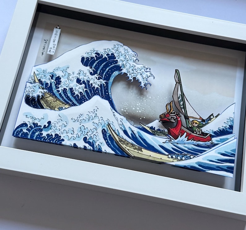 Pode incluir: Uma obra de arte 3D emoldurada que retrata uma onda oce&acirc;nica estilizada em tons de azul e branco, com um barco vermelho e uma figura navegando pelas ondas. A obra de arte &eacute; emoldurada em uma moldura branca.