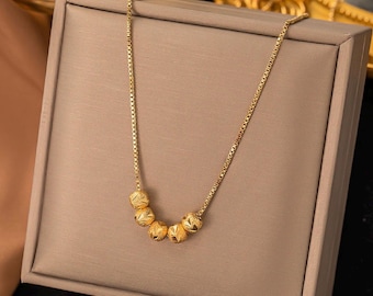 Collier boule ornée de perles