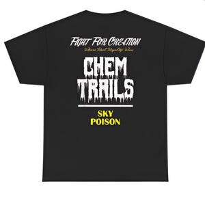 Puede incluir: Camiseta negra con texto blanco y amarillo. El texto superior dice "FIGHT FOR CREATION" encima de "CHEM TRAILS" con un efecto de goteo. Debajo está "SKY POISON". La camiseta es de cuello redondo.