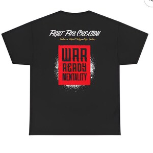 Peut inclure: T-shirt noir avec l'inscription blanche "FIGHT FOR CREATION" au-dessus d'un rectangle rouge avec les mots "WAR READY MENTALITY" en blanc. Le t-shirt a un col rond et des manches courtes.