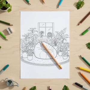 Op de afbeelding: Een zwart-wit kleurplaat met een gezellige binnensc&egrave;ne met potplanten, een zitzak en een raam. Een potlood ligt op de pagina, omringd door kleurpotloden en groen, wat duidt op een creatieve activiteit. Het thema is ontspanning en kunst.