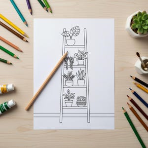 Op de afbeelding: Een zwart-wit lijntekening van een ladderplank met potplanten. Een houten potlood ligt op het papier, omringd door kleurpotloden, verftubes en een kleine vetplant in een witte pot op een licht houten oppervlak.