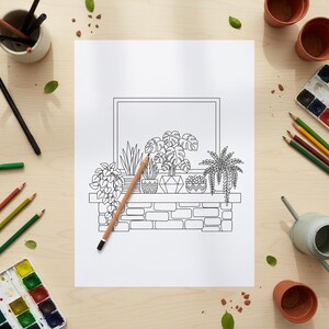 Op de afbeelding: Zwart-wit lijntekening van een schoorsteenmantel met potplanten. Een potlood ligt op de tekening. De tekening staat op een wit vel papier. Kleurpotloden, verf en een gieter liggen verspreid rond het papier.