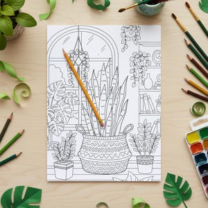 Op de afbeelding: Een zwart-wit lijntekening van een kamer met planten, een raam en een potlood. De tekening is omgeven door kunstbenodigdheden, waaronder kleurpotloden, penselen en aquarelverf. Groene papieren uitsparingen zijn verspreid.