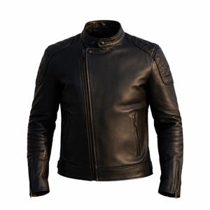 Puede incluir: Chaqueta de cuero negra con cuello alzado, cremallera asimétrica y detalles acolchados en los hombros. Bolsillos y puños con cremallera. Una prenda de abrigo clásica y elegante.
