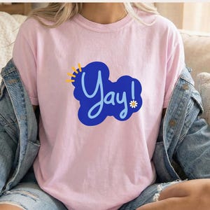 Camiseta con la palabra "Yay" escrita a mano / Camiseta gráfica azul alegre