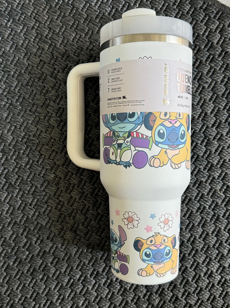 Puede incluir: Vaso Quencher blanco de 1,18 litros con asa y tapa. El vaso presenta un colorido dise&ntilde;o de dibujos animados de Stitch y otros personajes. El vaso est&aacute; dise&ntilde;ado para mantener las bebidas fr&iacute;as durante 11 horas y heladas durante 2 d&iacute;as.
