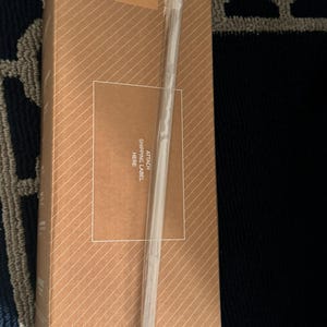 Puede incluir: Una caja de cart&oacute;n marr&oacute;n con rayas diagonales. La caja tiene una correa de pl&aacute;stico transparente y una etiqueta que dice "STANLEY". Se adjunta una etiqueta transparente con el texto "ATTACH SHIPPING LABEL HERE."