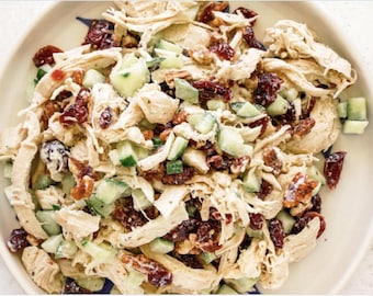 Koolhydraatarme pecannootsalade met geraspte kip: een heerlijke salade boordevol eiwitten
